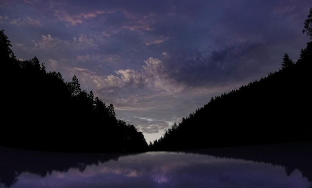 写真 夕暮れ の 空 に 照らさ れ て いる 湖 の 景色