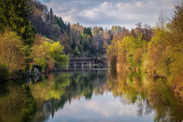 写真 秋の空に照らされた湖の景色