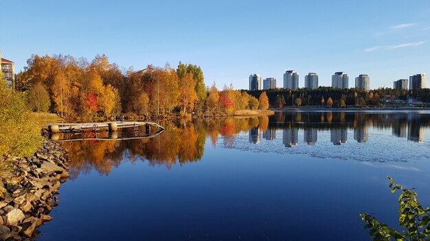 写真 秋の空に照らされた湖の景色