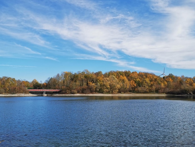 写真 秋の空に照らされた湖の景色