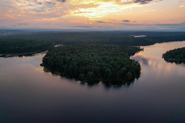 写真 約束された土地の公園で夕暮れの空を背景に湖の景色