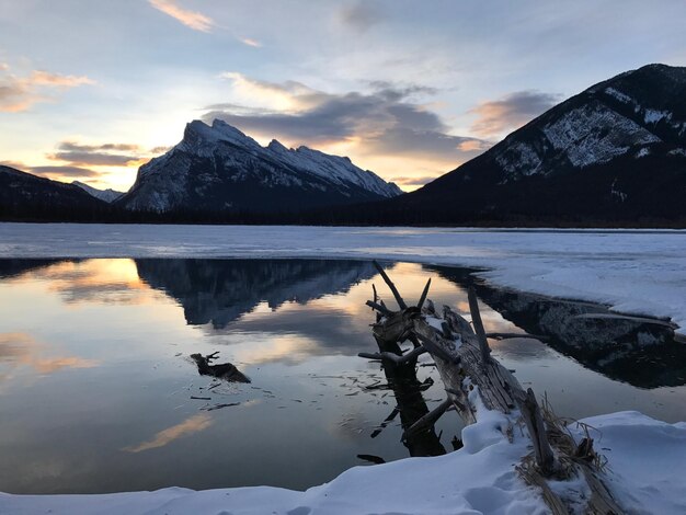 写真 夕暮れの空に照らされた湖の景色