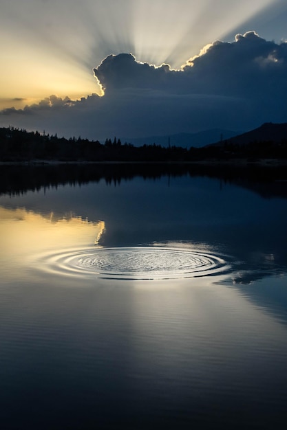 写真 夕暮れの空に照らされた湖の景色