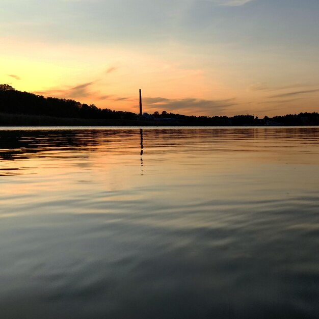 写真 夕暮れの空に照らされた湖の景色