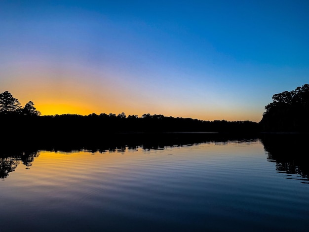 写真 夕暮れの空に照らされた湖の景色