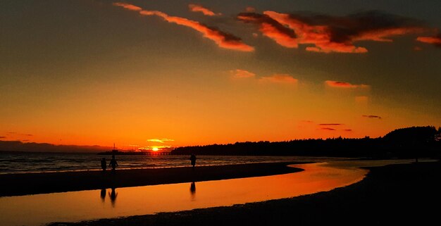 写真 夕暮れの空に照らされた湖の景色