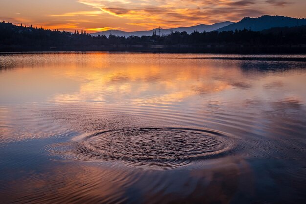 写真 夕暮れの空に照らされた湖の景色