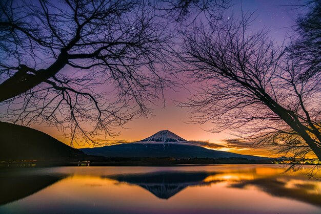 写真 夕暮れの空に照らされた湖の景色