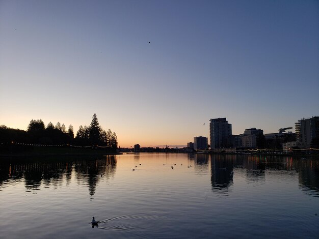 写真 夕暮れの空に照らされた湖の景色