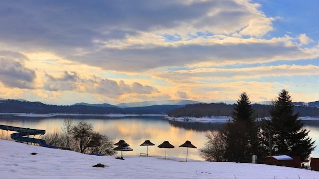 사진 겨울 에 하늘 을 배경 으로 한 호수 의 풍경