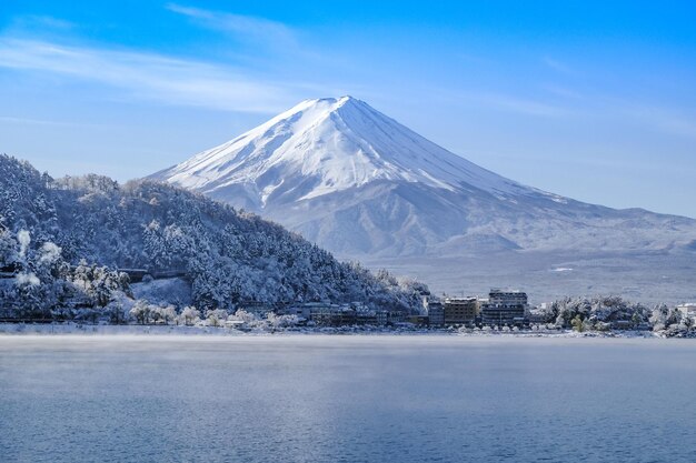 写真 冬の空に照らされた湖の景色