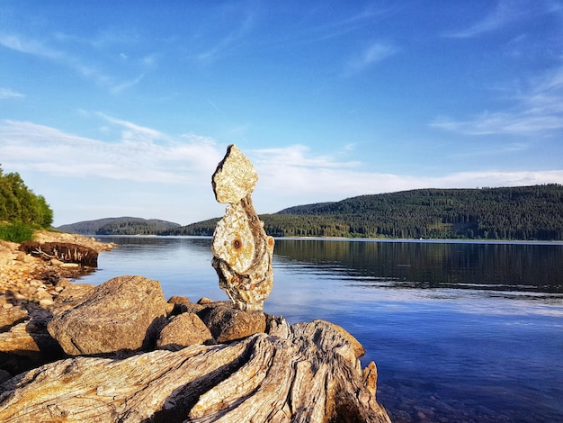 写真 岩の形成と空を背景に湖の風景