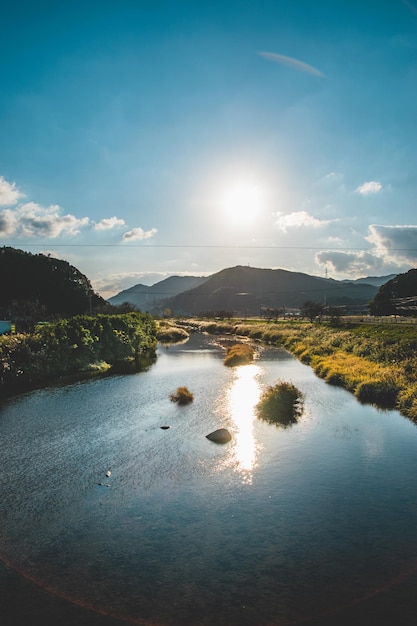 写真 空に照らされた湖の景色