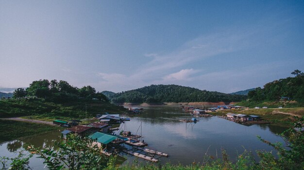 写真 空に照らされた湖の景色