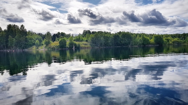 写真 空に照らされた湖の景色