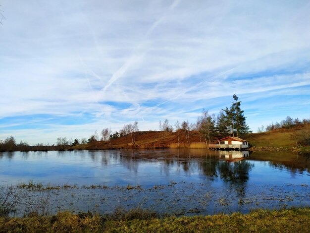 写真 空に照らされた湖の景色