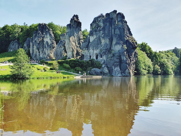 Фото Красивый вид на озеро на фоне неба