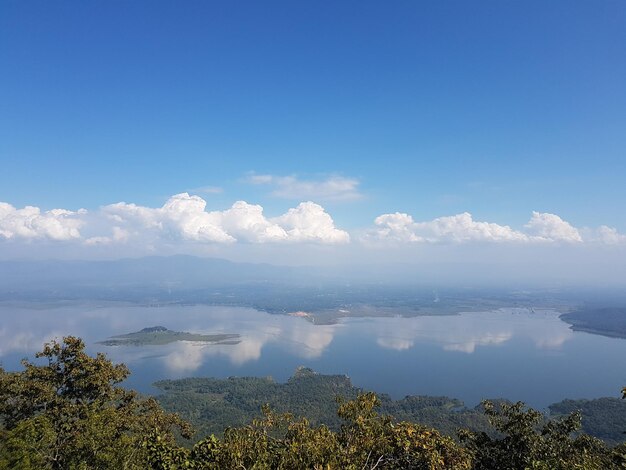 写真 空に照らされた湖の景色