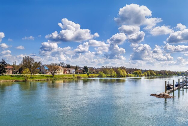 写真 空に照らされた湖の景色