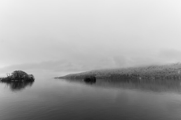 写真 空に照らされた湖の景色