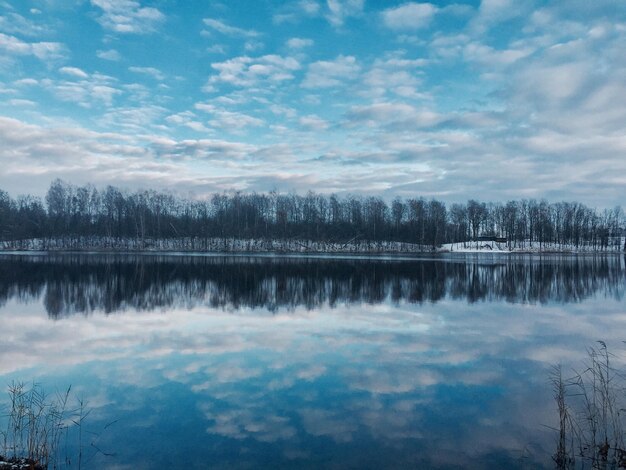 Фото Красивый вид на озеро на фоне неба