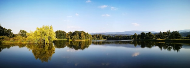 写真 空に照らされた湖の景色