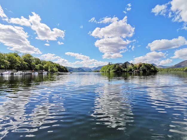 写真 空に照らされた湖の景色