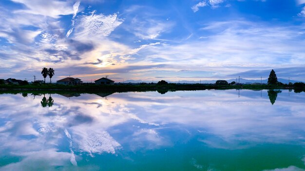 写真 空に照らされた湖の景色