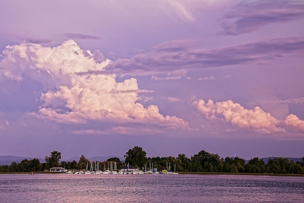 写真 空に照らされた湖の景色