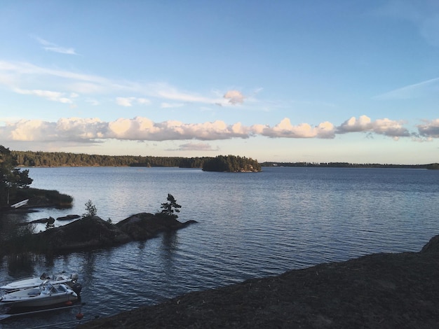 写真 空に照らされた湖の景色