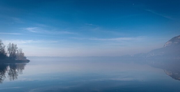 写真 空に照らされた湖の景色