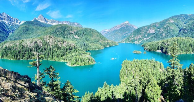 写真 青い空を背景に湖と山の景色