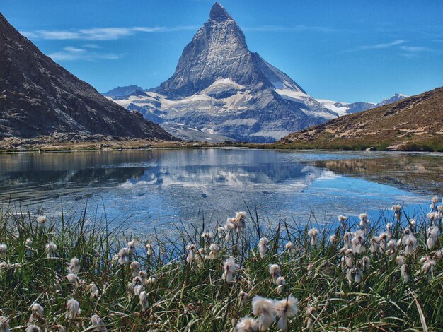 写真 青い空を背景に湖と山の景色