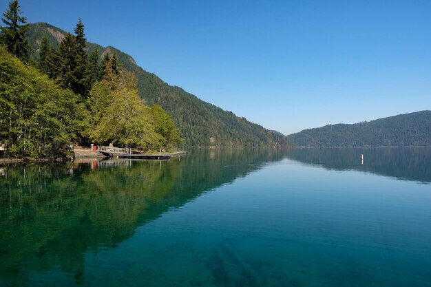 写真 澄んだ青い空に照らされた湖と山の景色