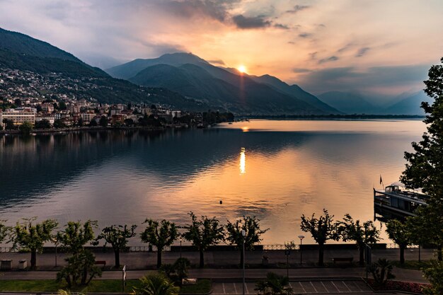 写真 夕暮れ の 空 に 対し て 湖 と 山 の 景色