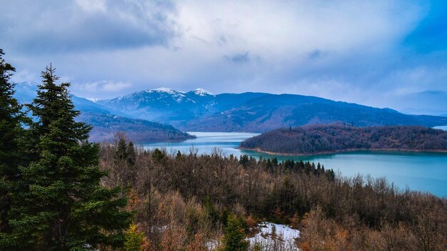 写真 空の背景にある湖と山の景色