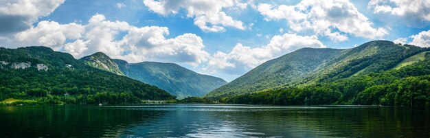 写真 空の背景にある湖と山の景色