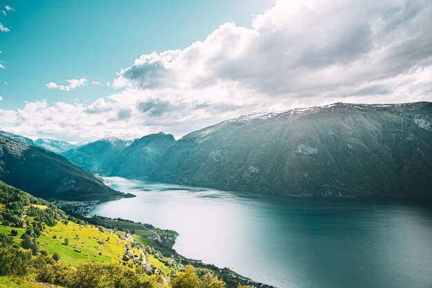 写真 空の背景にある湖と山の景色