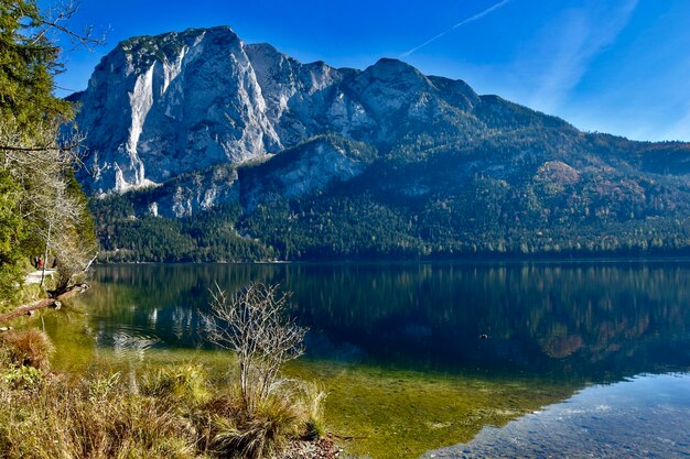 写真 空の背景にある湖と山の景色