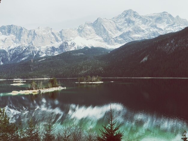 Фото Красивый вид на озеро и горы на фоне неба