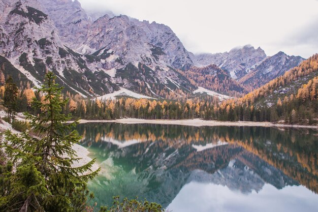 写真 空の背景にある湖と山の景色