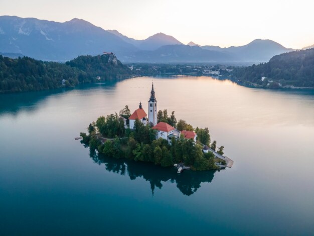 Фото Красивый вид на озеро и горы на фоне неба