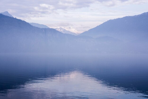 写真 空の背景にある湖と山の景色