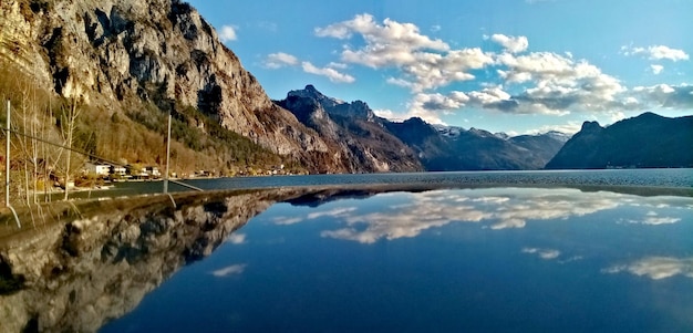 写真 空の背景にある湖と山の景色