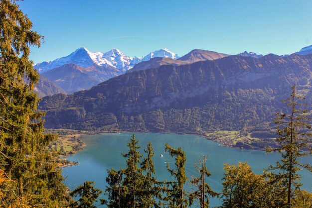 写真 空の背景にある湖と山の景色