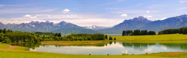 写真 空の背景にある湖と山の景色