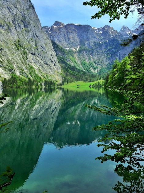 写真 空の背景にある湖と山の景色