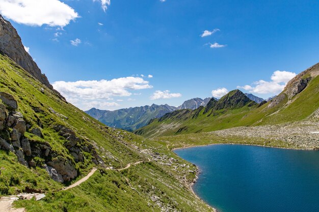 写真 空に照らされた湖と山の景色