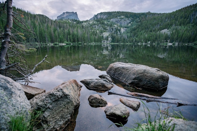 写真 山々 に 対し て の 湖 と 岩 の 景色