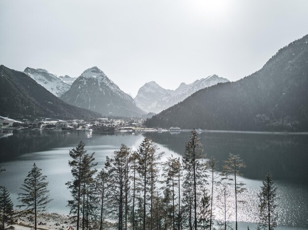 写真 空に照らされた湖と雪に覆われた山の景色